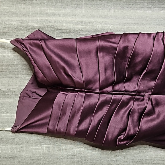 DAVIDS BRIDAL STRAPLESS BRIDESMAID DRESS WITH RUCHING IN WINE SIZE 12 - Picture 5 of 9